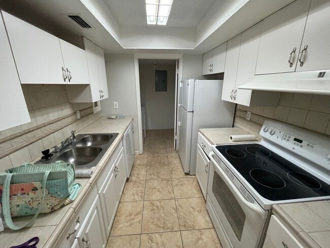 Building Photo - 3 Bed/2 Bath Condo in Windhover Condominiu...