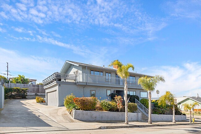 Foto del edificio - Timeless 4BR/2BA Corner-Lot Home, Perched on the Hills of Ocean Beach. Sweeping Ocean Views