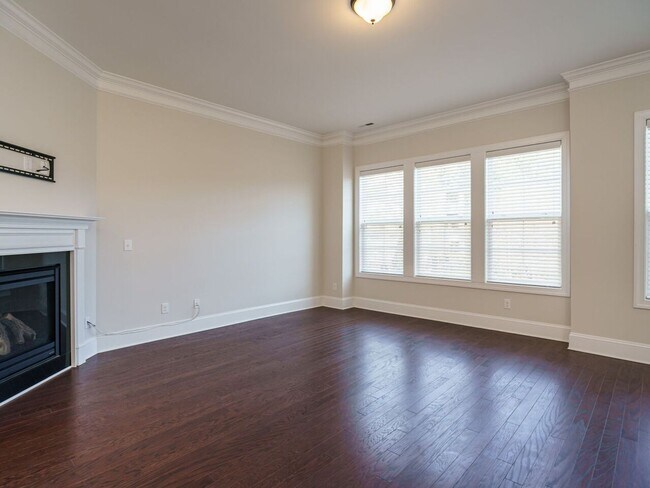 Foto del edificio - Stunning 3BD, 3.5BA Luxury Raleigh Townhom...