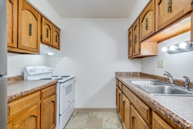 2 habitaciones, 1.5 baños - 700 pies cuadrados - Cocina - Fourth Street Apartments