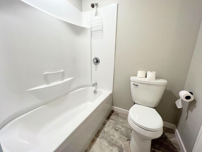 Foto del edificio - 2 Bedroom Home With Two-Car Garage.