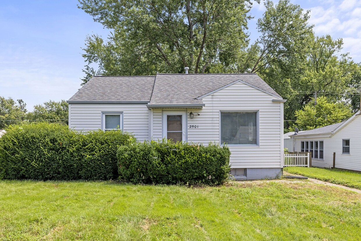 Primary Photo - Cozy 3-Bedroom Ranch with Garage in Charmi...