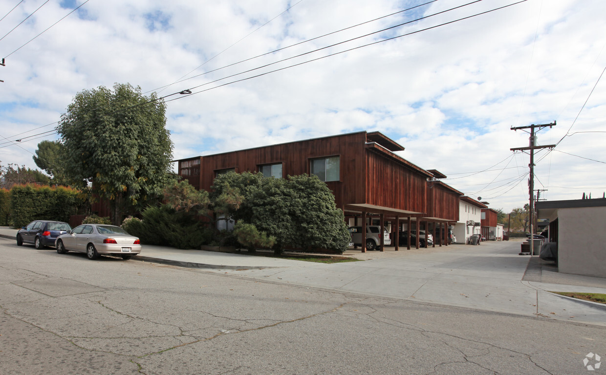 Primary Photo - Town Horse Apartments