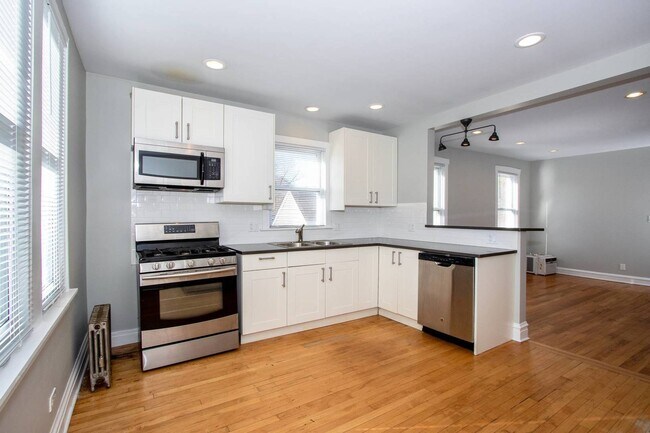 Foto del edificio - 2251 W Montrose Ave