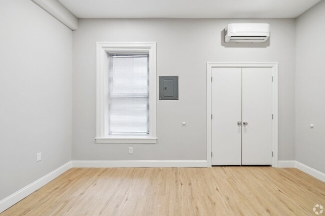 Interior Photo - 306 W Franklin