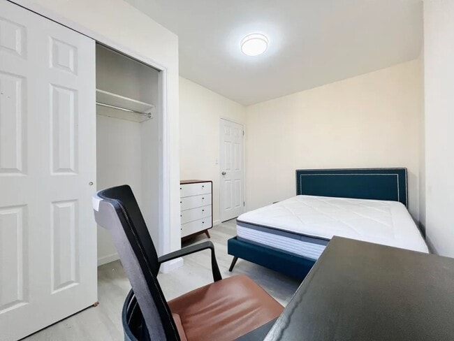 Foto del edificio - Furnished room/NOT APARTMENT