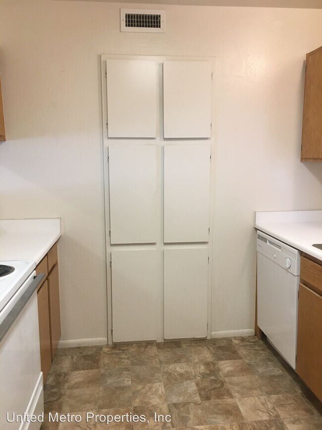 Building Photo - 1048 N Old Chisholm Trail