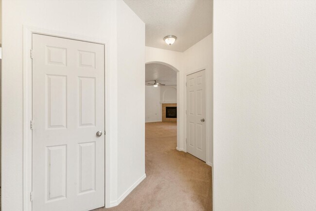 Building Photo - For Rent | 2 Beds 2 Bath | 2 Car Garage | Gated Community | Rio Rancho