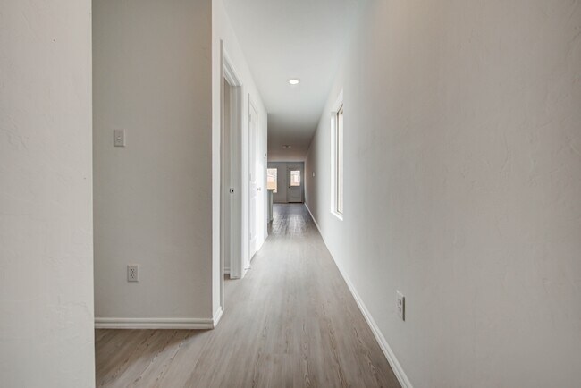 Building Photo - 2011 Delphine Dr