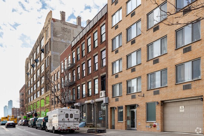 Building Photo - 428-430 E 10th St