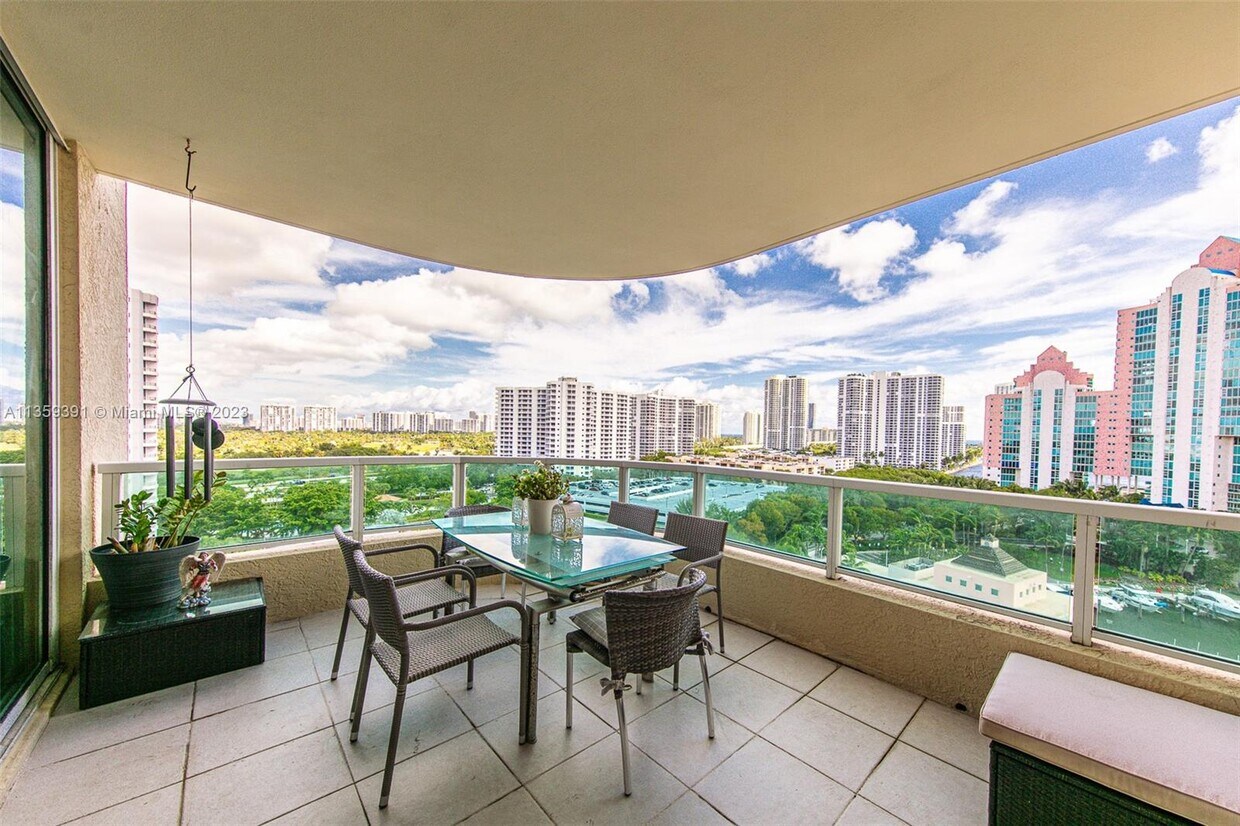 Foto principal - 3340 NE 190th St