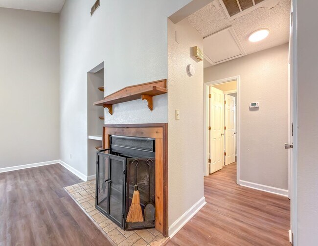 Foto del edificio - SOUTHEAST HIDDEN GEM! 2/1.5 Townhome w/ Lo...