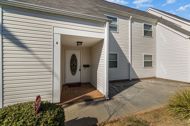 Foto del edificio - MOVE-IN READY!