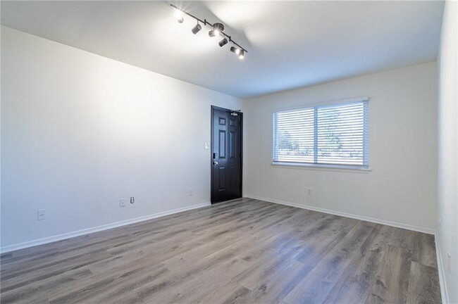Building Photo - 740 Mozley Dr SE