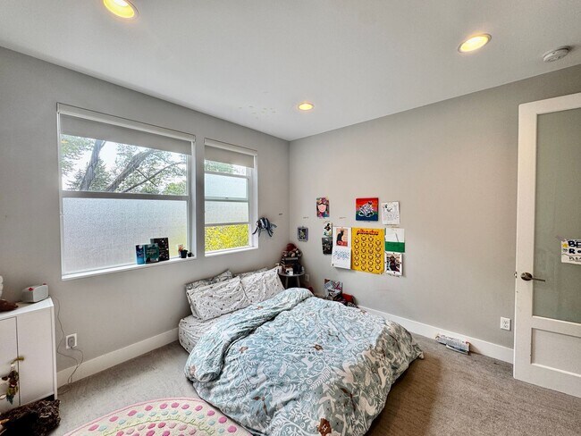 Building Photo - Wonderful West Seattle Home