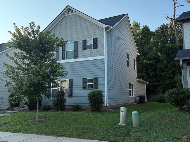 Foto del edificio - Stylish 3-Bedroom Home Near Downtown Athens