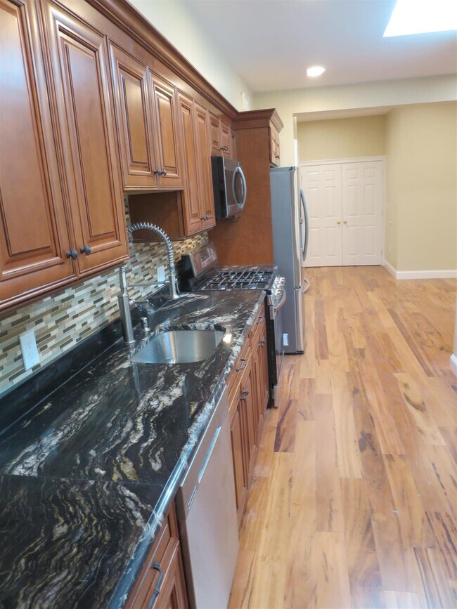 Foto del edificio - 136 Inman St