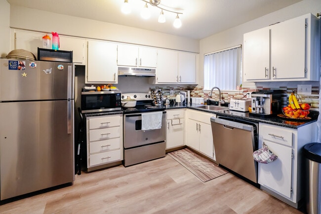 Building Photo - The Pointe Townhomes