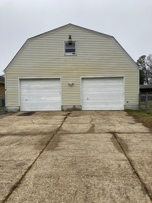Lots of parking. Both doors have motor operators and remotes. - 5724 Hawthorne Ln