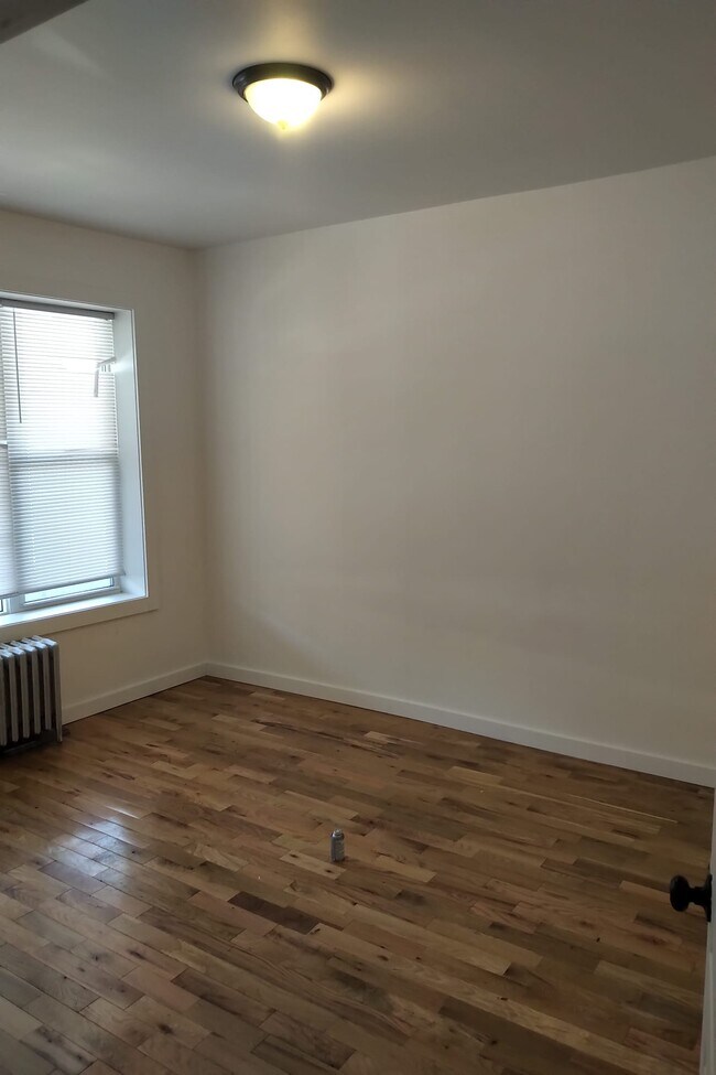 Building Photo - 632 E 95th St