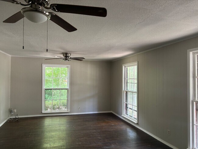 Foto del edificio - Spacious 4/1 Home on Quiet Block of Mulber...