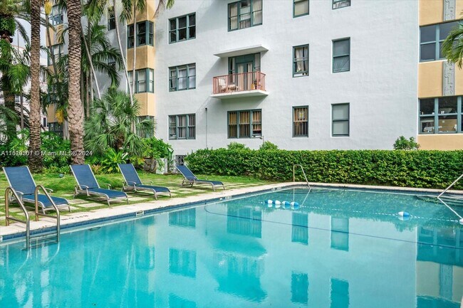 Foto del edificio - 2421 Lake Pancoast Dr