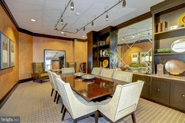 Foto del edificio - 8220 Crestwood Heights Dr