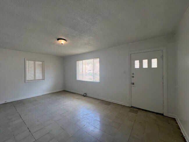 Foto del edificio - Eastern Division- Two bedroom with two fle...