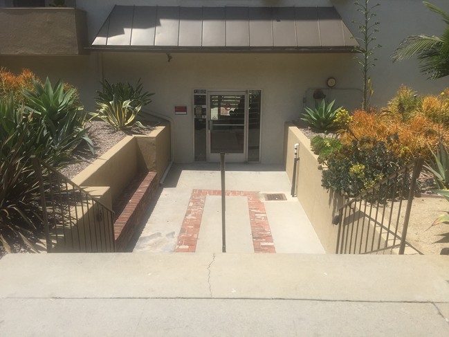 Controlled Access Entry - 1525 N Kenmore Ave