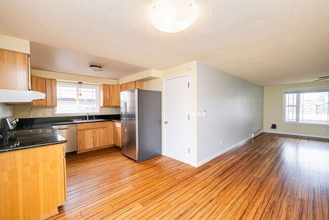 Building Photo - 7415 SE Center St