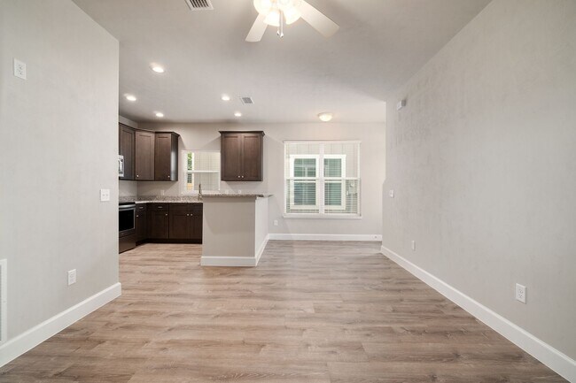 Foto del edificio - The Reef Townhome NOW LEASING FOR FALL 2026!