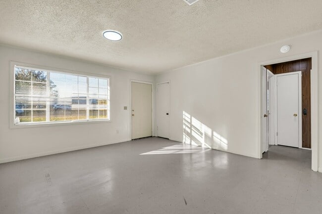 Building Photo - 340 Wyman Dr