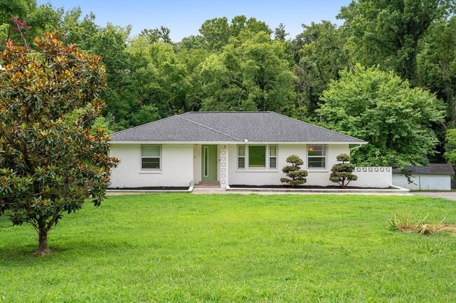 Building Photo - Beautiful 4 bed home with a huge fenced in yard close to dining, entertainment and interstate access