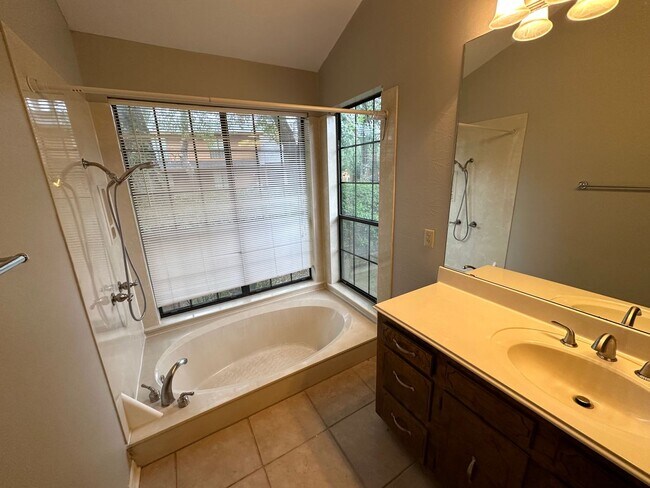 Building Photo - Beautiful Central Shreveport Home