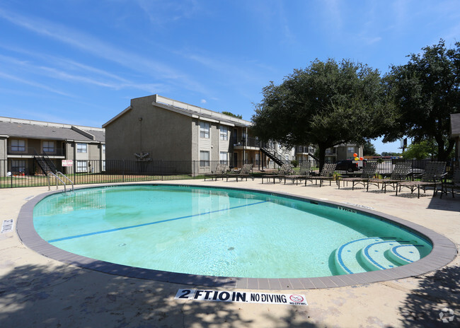 Community- a la piscina - Bel Air Springs