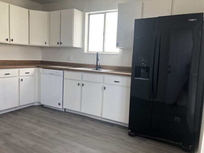 Building Photo - HUGE 6 bed 2 bath fully remodeled Kearns home is a MUST SEE!!