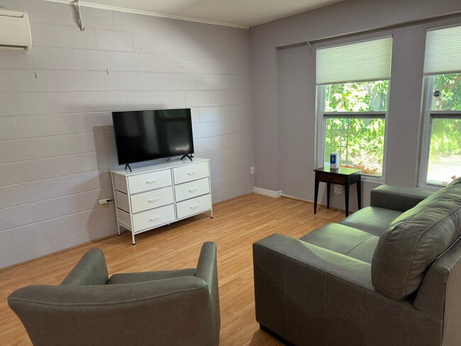 Building Photo - 1305 Green Cove Rd