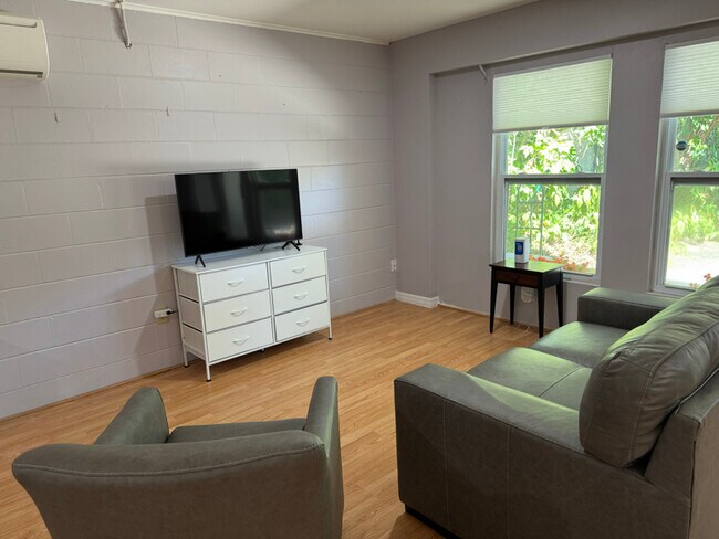 Foto del edificio - 1305 Green Cove Rd