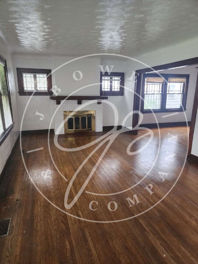 Building Photo - 3 bed 1 bath lower duplex with so much space!