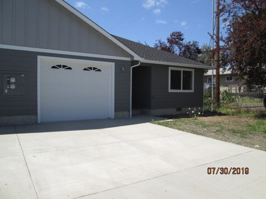 Foto principal - 3020 NE Johnson St