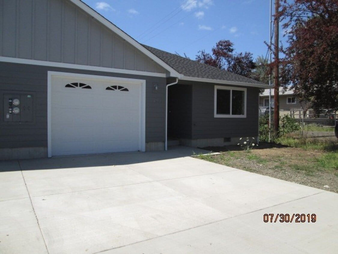 Primary Photo - 3020 NE Johnson St