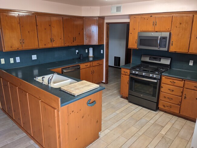 Kitchen - 1766 Perch St