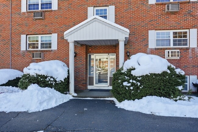 Building Photo - 39 Pleasant St