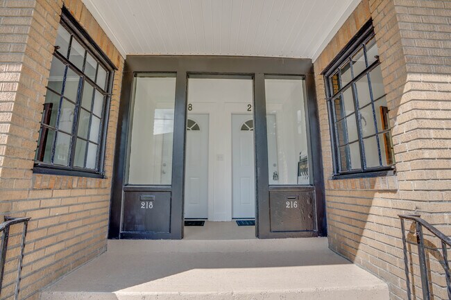 Building Photo - 216 S Park St