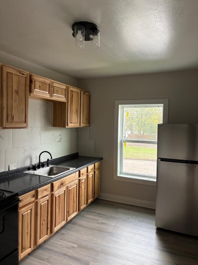 Building Photo - 406 S Fredonia St