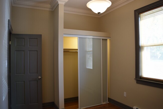 Building Photo - 315 Bay St