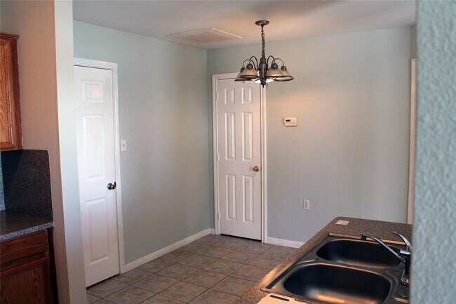 Building Photo - 1 Prairie Knoll Dr