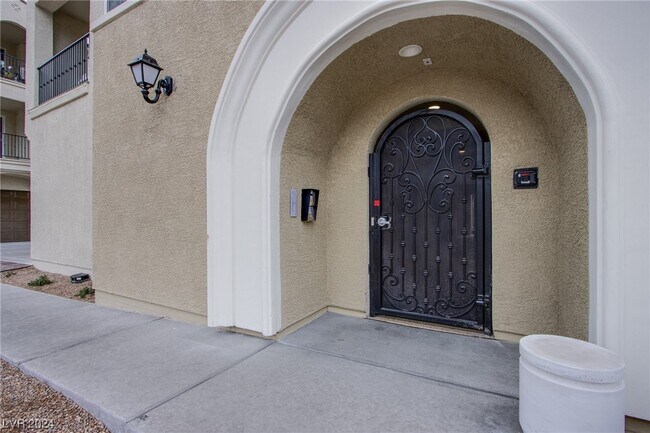 Building Photo - 2555 Hampton Rd