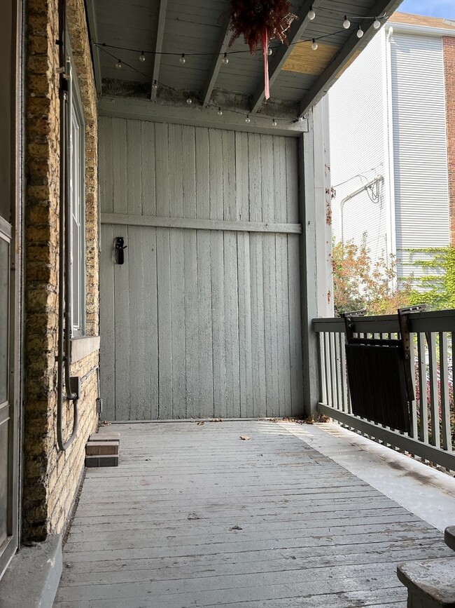Building Photo - 1822 N Wood St