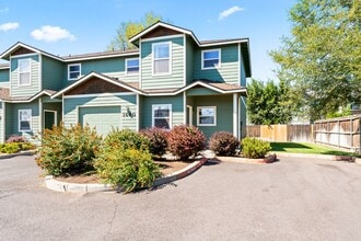Building Photo - 1560 SW Reindeer Ave